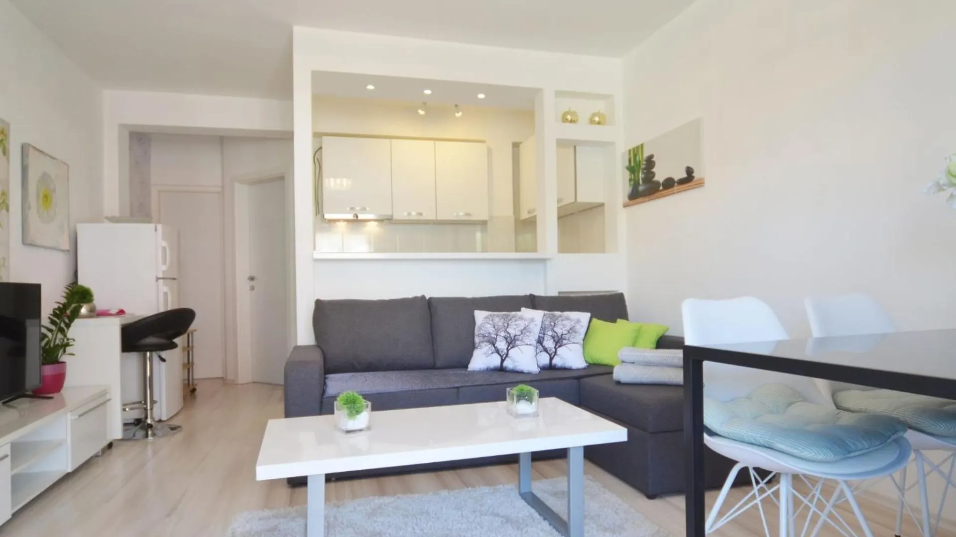Peaceful And Elegant Rovinj Apartment - One Bedroom Apartment With Balcony Kroatië